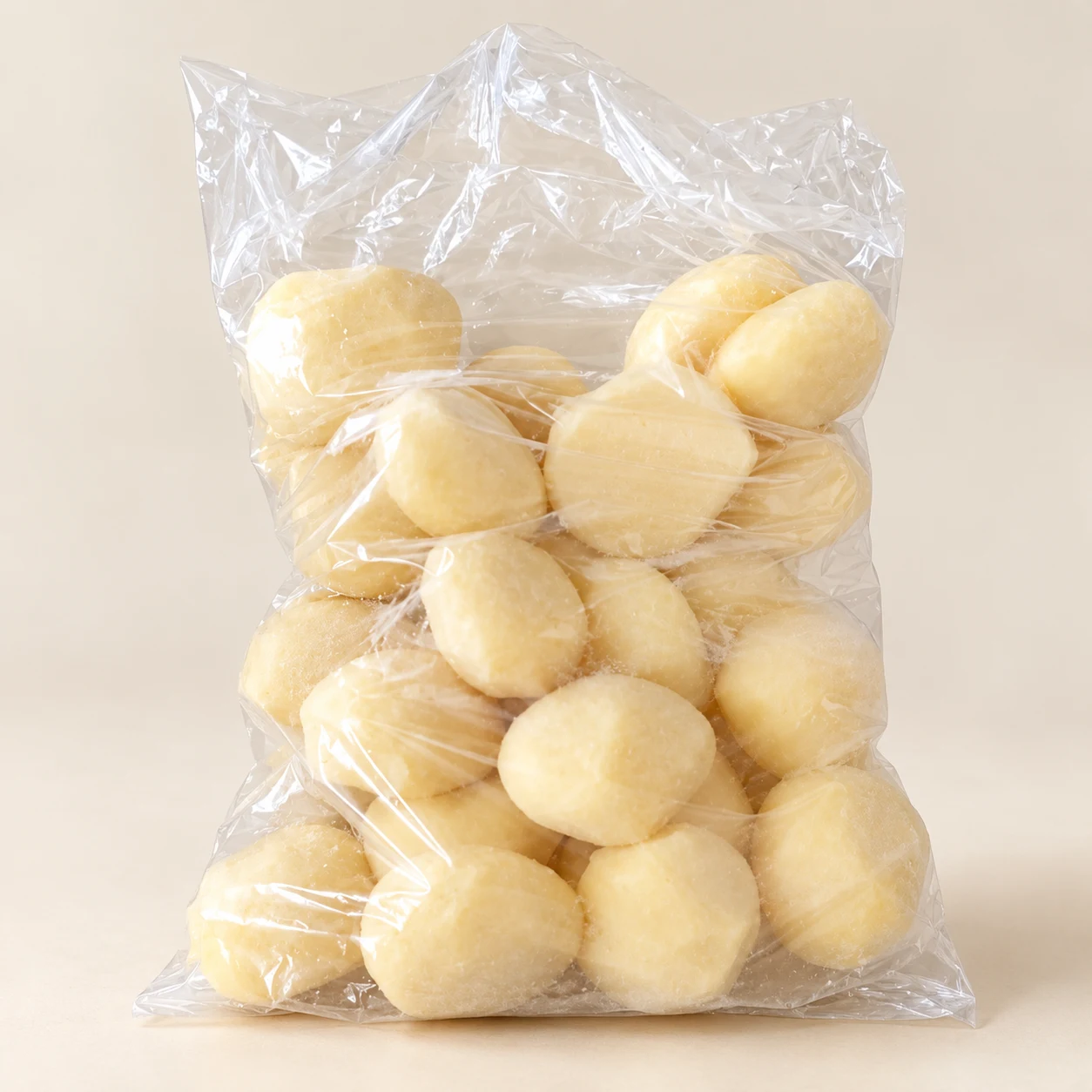 Pacote transparente com pão de queijo caseiro congelado da Renata